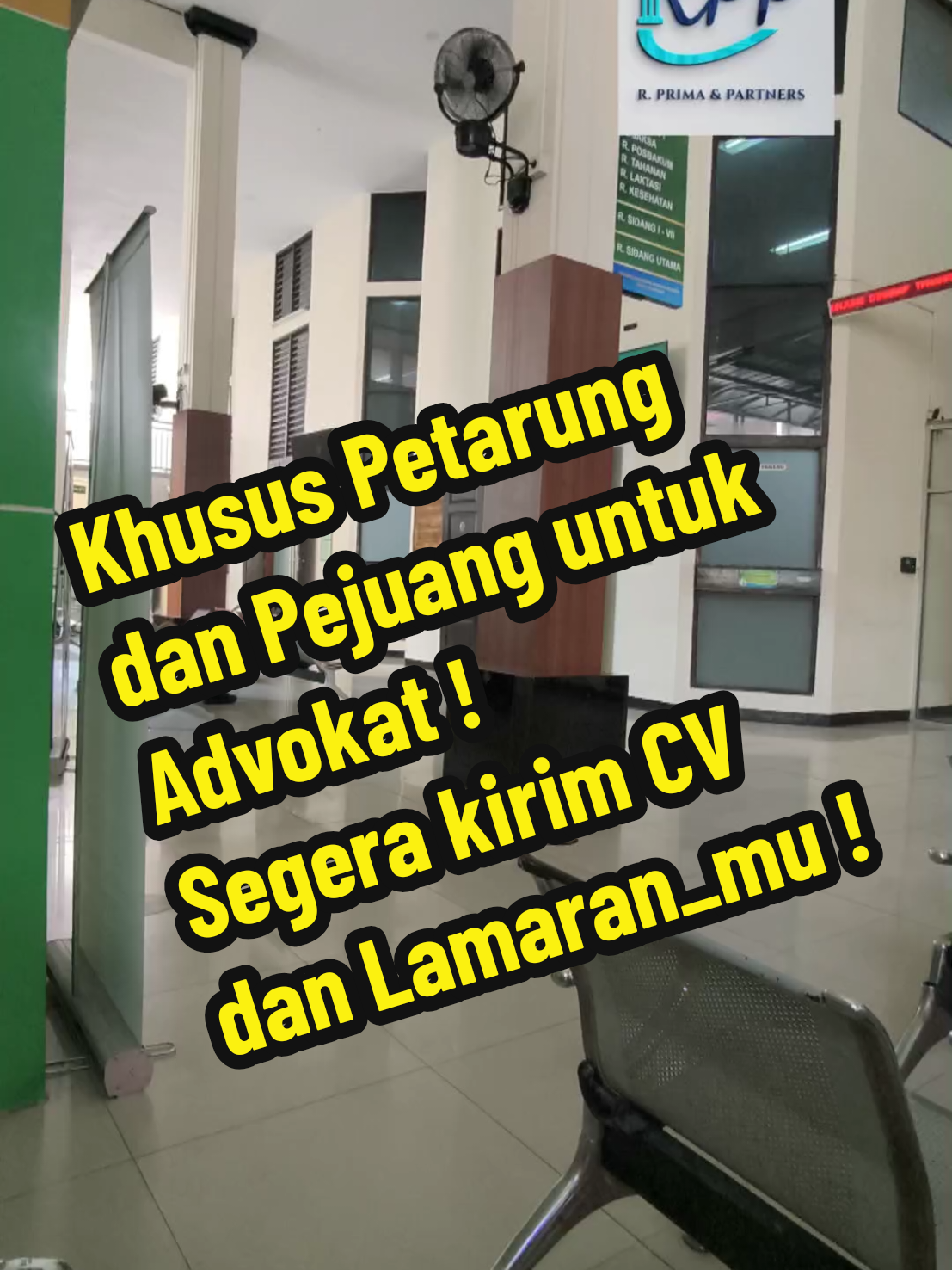 Persyaratan Advokat : 1. Berkarakter humoris.  2. Sudah disumpah menjadi Advokat.  3. Umur Min. 26 tahun.  4. Memiliki kendaraan pribadi (motor)  5. Wajib fasih mengikuti teknologi dan media sosial.  6. Diutamakan laki-laki (bisa main bola/menyukai olahraga) 7. PANTANG PULANG SEBELUM SELESAI PERANG! 😁🙏🏻 Hanya untuk yang mau berjuang dan pejuang !!! persyaratan diatas 1-7 WAJIB tidak bisa DINEGO ! Kantor kita daerah Plasa Festival kuningan See You on Top ! #lawyer  #kerja #advokat  #jakarta  #jakartatimur  Kirim Lamaran dan CV via DM Instagram, bisa liat di bio IG.