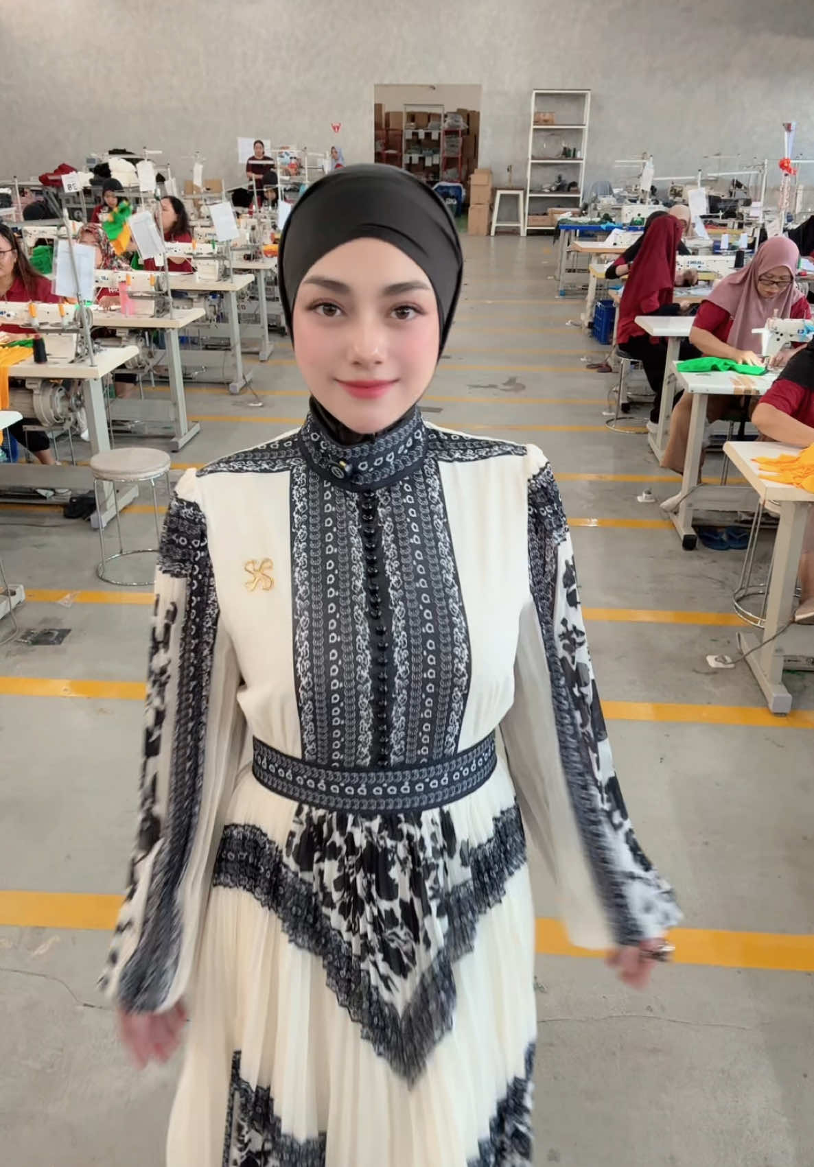 Mau tua mau muda semua kumpul kerjasama disini 🥰 @juragan99garment Baju yg aku pakai bikin disini guys dijahit pekerja semua disini 😍 Semua jadi dalam satu tempat 😍  #celine #celineevangelista #abaya #juragan99garment #garment #malang #fyp #fy #fyppppppppppppppppppppppp 