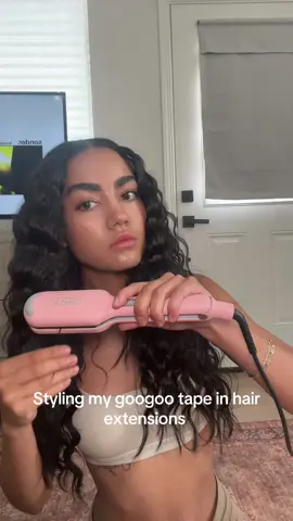 the color blends perfectly 😮‍💨 I’m using 3 packs of hair in natural black #googoohairextensions #tapeinextensions #longblackhair #crimpedhairtutorial @googoohair_ambassador @googoohair_official 