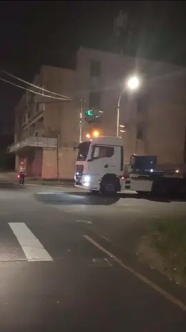 捷運車真的在街到處跑🤣