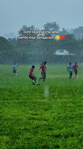 Fútbol bajo la lluvia 🥹❤️⚽ #futbol⚽️ #viejaescuela #videosnapchallenge #bajolalluvia #recuerdos 