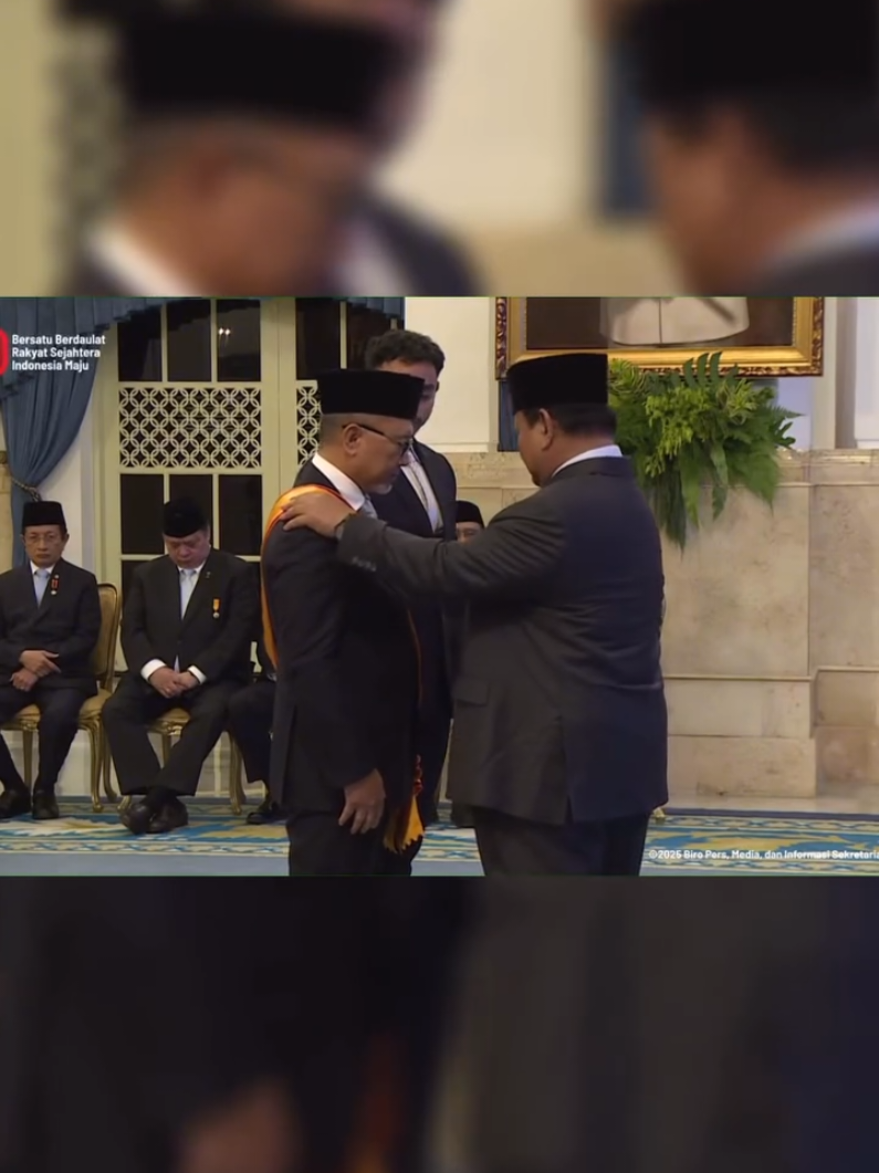 Senin, 25 Agustus 2025, merupakan bagi keluarga keluarga besar @Partai Amanat Nasional, dua hari setelah ulang tahun PAN ke-27. Presiden Prabowo Subianto menganugerahkan Bintang Republik Indonesia Utama kepada Menteri Koordinator Bidang Pangan yang juga Ketua Umum PAN @zul.hasan  Presiden menganugrahkan bintang tersebut atas jasa Ketum Zulhas di bidang ketahanan pangan nasional melalui koordinasi kebijakan lintas sektor untuk menjaga stabilitas harga beras, jagung, dan komoditas pokok. Penguatan distribusi Pangan hingga daerah terpencil, serta program diversifikasi pangan yang di publikasi luas. #prabowo #zulkiflihasan #bantupanganbanturakyat #kopdesmerahputih #partaiamanatnasional 