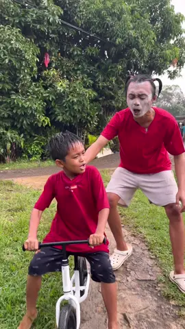 Bego marah lempar sepeda