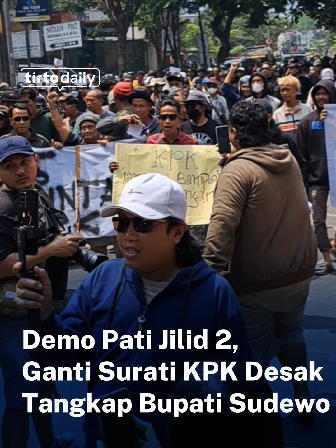 Api perlawanan masyarakat Pati, Jawa Tengah, belum padam. Rencana demo jilid dua hari ini, Senin (25/8/2025) batal. Namun, aksi solidaritas diganti dengan menyurati Komisi Pemberantasan Korupsi (KPK) untuk segera menangkap Bupati Sudewo. Gejolak politik yang dipicu kemarahan atas sikap arogan bupati ini menjadi bola panas. Masyarakat kini tak hanya mendesak bupati dimakzulkan, tetapi juga meminta kasus korupsinya diusut. Bupati Sudewo diduga terlibat dalam korupsi proyek pembangunan jalur kereta api pada Direktorat Jenderal Perkeretaapian (DJKA) Kementerian Perhubungan (Kemenhub) yang tengah ditangani KPK. Aliansi Masyarakat Pati Bersatu berencana menyampaikan aspirasi ke Gedung Merah Putih KPK di Jakarta pada 2-3 September 2025. Ia pun membuka posko donasi yang hasilnya untuk  operasional ke Jakarta. Sisi lain, aliansi mengajak masyarakat serentak menyurati KPK agar segera memeriksa dan menetapkan Bupati Sudewo sebagai tersangka korupsi. Editor/Penulis: Intan Umbari #TirtoDaily #pati #sudewo #korupsi #kpk