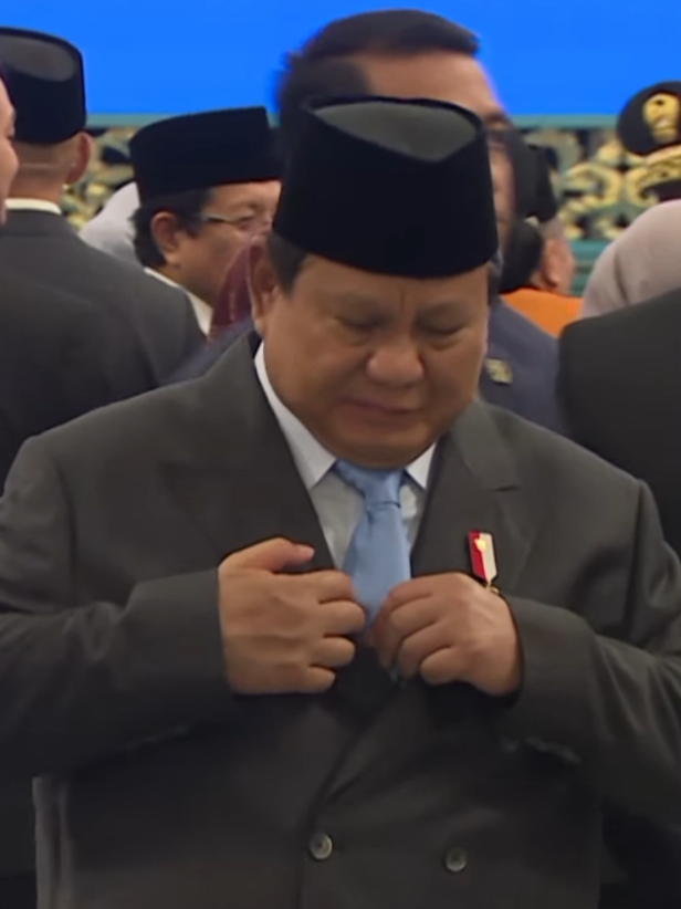 Ditemani wapres Gibran Rakabuming, presiden Prabowo berikan ucapan selamat kepada pejabat negara yang baru dilantik pada Senin, 25 Agustus 2025.  #prabowosubianto #prabowo #fyp #foryou #gibranrakabuming 
