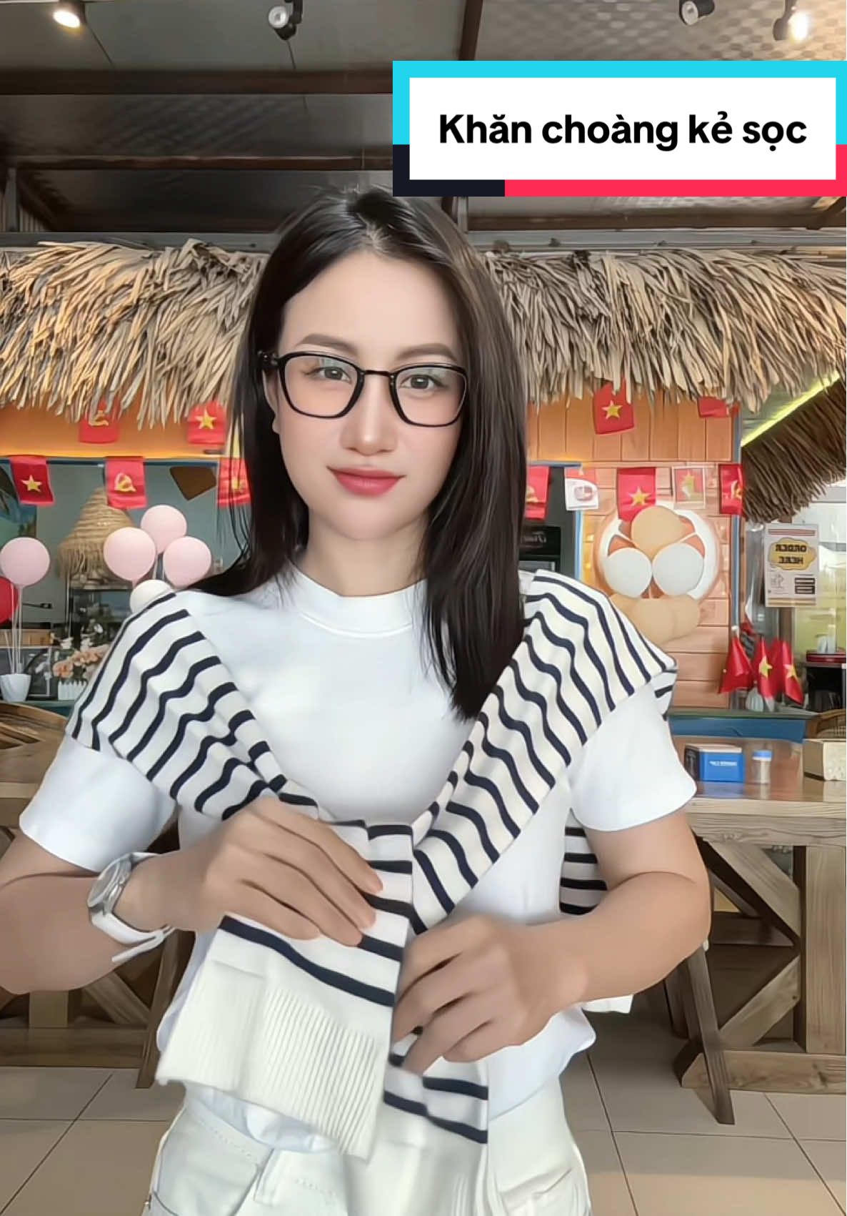 Khăn choàng kẻ sọc bắt vai trẻ trung, phụ kiện dễ mix phù hợp cho mọi phong cách thời trang #phukienthoitrang #tipphoidoxinh #mix #thuybety 