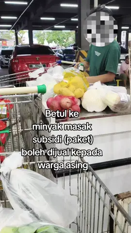 Seorang pengguna bertanya kepada petugas kaunter di sebuah pasaraya di Seksyen 15 Shah Alam 