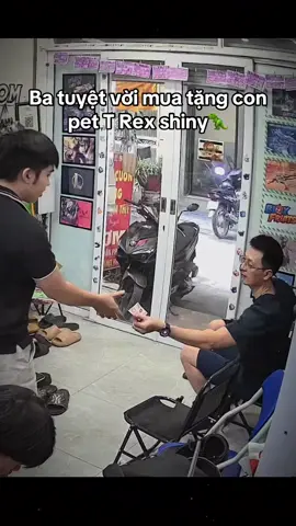 Có những kỷ niệm nhỏ bé nhưng lại khắc sâu trong tim – như buổi chiều bố dắt con đi mua pet t rex. Giữa bao bộn bề công việc, bố vẫn dành thời gian cùng con, lắng nghe niềm vui giản đơn của con chỉ từ một “người bạn nhỏ” trong game. Con thấy được tình thương của bố không phải ở những điều lớn lao, mà chính là trong từng bước đi bên cạnh, trong ánh mắt kiên nhẫn chờ con chọn lựa#shopt1 #growagarden #roblox #CapCut 