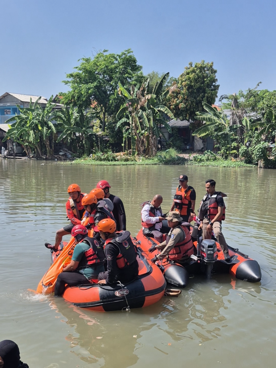 Korban tenggelam berhasil ditemukan✨ Hari ini dibantu biawak sungai🐊 Pertanda yang selalu kami temui di Lokasi kejadian serupa  Alhamdulillah diberi kelancaran selama Operasi Pencarian hari ini🤲 Semua petugas yang terlibat  diberi keselamatan dalam bertugas  Terimakasih doa dan supportnya 🫶✨  #pemadamkebakaran #rescue #surabaya 