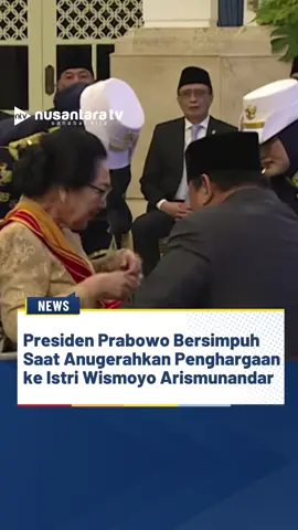 Momen haru terjadi dalam upacara penganugerahan tanda jasa dan tanda kehormatan pada peringatan HUT ke-80 RI di Istana Negara, Jakarta Pusat, Senin, 25 Agustus 2025. Presiden Prabowo Subianto tampak bersimpuh ketika menyematkan penghargaan kepada istri mendiang Jenderal (Purn) Wismoyo Arismunandar. Gestur tersebut sontak menjadi sorotan karena menunjukkan penghormatan mendalam Prabowo kepada sosok Wismoyo, yang dikenal sebagai salah satu tokoh militer berpengaruh dalam sejarah TNI. Wismoyo Arismunandar sendiri dikenal sebagai salah satu jenderal TNI berpengaruh. Semasa hidupnya, ia pernah menjabat sebagai Kepala Staf Angkatan Darat (KSAD) dan meninggalkan jejak besar dalam pembinaan profesionalisme prajurit. Momen Prabowo bersimpuh ini menambah bobot emosional dalam upacara yang sejatinya bersifat formal. Tidak hanya menandai penghargaan negara kepada para tokoh, tetapi juga memperlihatkan penghormatan pribadi Prabowo kepada seorang senior yang dihormatinya. --------------- NRF #prabowo #wismoyoarismunandar #bintangjasa #nusantaratv #nusantaratvsahabatkita
