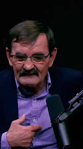 Zbigniew Raubo przez wiele lat był trenerem reprezentacji Polski i największej grupy promotorskiej w kraju. Dzisiaj na salę może przyjść do niego każdy. ALE UWAGA - nie zawsze jest miło. Trener Raubo podczas zajęć zwraca uwagę na gimnastykę, podstawy i sporo krzyczy. Tarczując potrafi strzelić podopiecznego w twarz (jednemu złamał nawet nos). Wszystko po to, żeby śmiałek wykonywał ćwiczenia poprawnie i przede wszystkim „pilnował ryja”. „Raubo daje wycisk”, „Raubo gnębi” - niosą się filmiki po YouTube. Dla doświadczonego trenera każdy trenujący to potencjalny mistrz świata. #zbigniewraubo #raubo #treneraubo #raubodajewycisk #hardkorowytrening #wymagającytrener #motywacja #krzyk #darcieryja #pilnujryja #naukapodstaw #treningbokserski #owcawk #boks #sportoweświry 