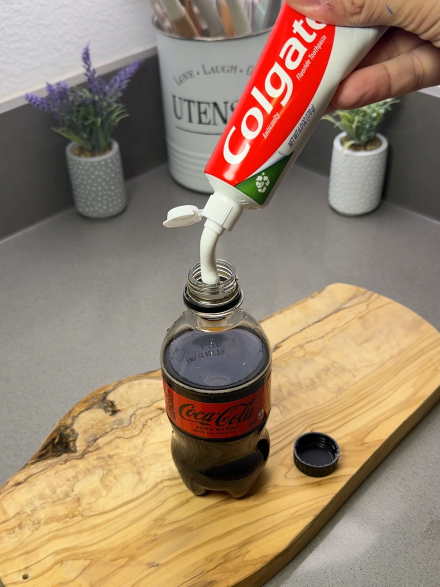 Toothpaste in Coca-Cola? try it once and you’ll thank me forever! #cocacola #cleaning #KitchenHacks