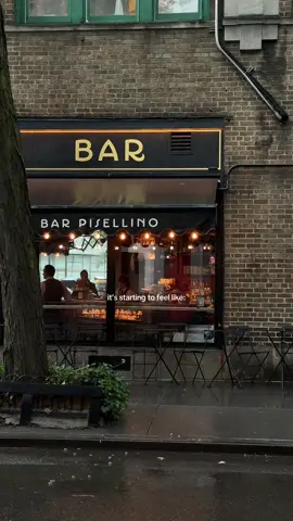Autumn in New York is right around the corner 🥹 #nycfall #autumninnewyork #westvillage #rainyday 