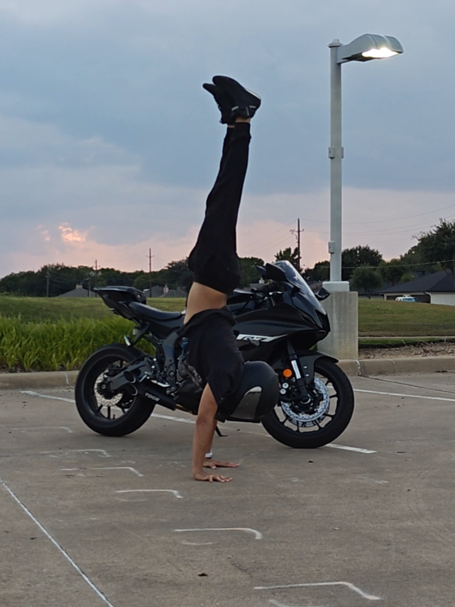 Cleanest handstand ever lol🐧