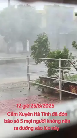 Cẩm Xuyên Hà Tĩnh đã đón bão số 5 về!!!Bà con không nên ra đường vào lúc này, 12 giờ 25/8/2025