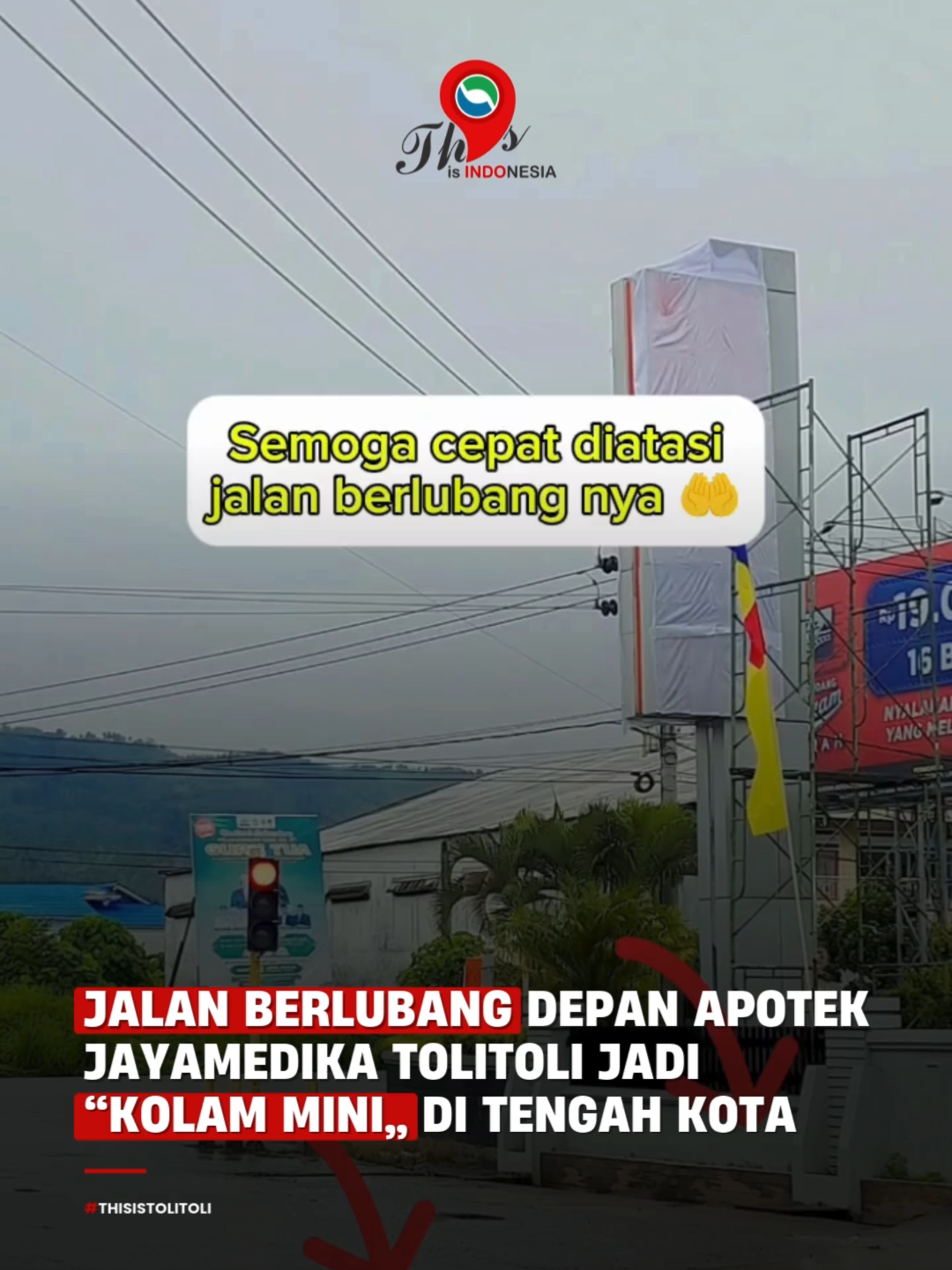 Masyarakat Tolitoli diimbau waspada saat melintas di jalur lampu merah depan Apotek Jayamedika, dekat Bank BNI. Bukan karena razia, bukan pula karena macet, tapi… ada lubang misterius yang hobi menyamar jadi kolam ikan setiap kali hujan datang. Lubang yang tertutup genangan air ini sering bikin kaget pengendara, khususnya roda dua. Banyak warga mengeluh karena selain bikin “uji nyali gratis,” kondisi ini juga mengancam keselamatan pengguna jalan. Ironisnya, meski lokasi ini termasuk titik sibuk di pusat kota, lubang tersebut masih betah jadi penghuni tetap jalanan. Padahal, area ini dilintasi kendaraan setiap hari, dari motor, mobil, sampai becak sekalipun. Warga berharap, sebelum lubang ini keburu “viral jadi obyek wisata dadakan,” ada langkah nyata dari pihak terkait untuk segera menutupnya. Karena bukan cuma ban kendaraan yang bisa amblas, tapi juga kesabaran warga Tolitoli yang makin menipis. 😅