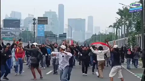 Aliansi pelajar Jakarta mendatangi Gedung DPR Jakarta Pusat, Senin (25/8).#STM #Demo #DPR 