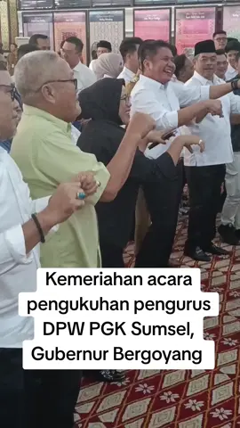 Pengukuhan Pengurus Dewan Pimpinan Wilayah (DPW) provinsi Sumatera Selatan Perkumpulan Gerakan Kebangsaan (PGK) dihadiri Gubernur Sumatera Selatan H.Herman Deru. Ketua DPW PGK Sumsel Firdaus Hasbullah bersama Gubernur dan ketua DPP PGK serta pengurus PGK lainnya bergoyang usai pengukuhan...#fyppppppppppppppppppppppp #fypシ゚ #viral #sumsel 