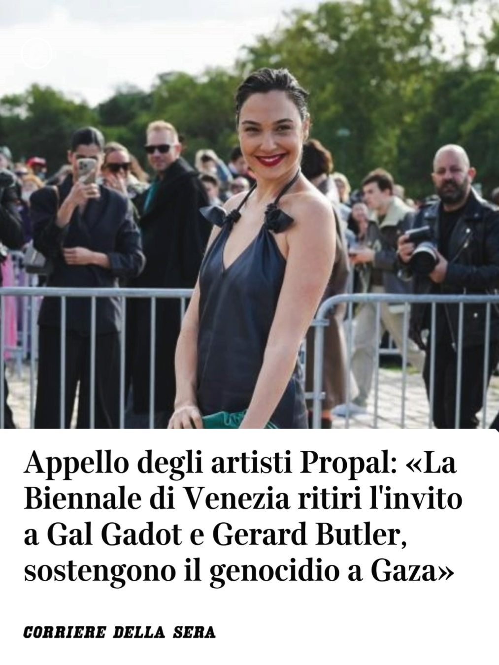 Un invito esplicito a ritirare «l’invito a partecipare alla Mostra a Gerard Butler, Gal Gadot e a qualunque artista e celebrità che sostenga pubblicamente e attivamente il genocidio. E che invece quello spazio venga messo a disposizione di una nostra delegazione che sfili sul red carpet con la bandiera palestinese». È una delle richieste formulate, alla Biennale, da parte del gruppo di attori, registi e attivisti riuniti sotto la sigla V4P (Venice4Palestine), in risposta alla replica della Biennale di Venezia al primo documento, firmato da circa 1500 personalità del mondo del cinema a favore di una netta presa di posizione della Mostra sulla tragedia in corso a Gaza durante l’imminente 82esima edizione, in programma da mercoledì al 6 settembre. Tra i sostenitori Ken Loach, Jasmine Trinca, Carlo Verdone, Marco Bellocchio, Laura Morante, Abel Ferrara, Alba e Alice Rohrwacher, Toni e Peppe Servillo, Matteo Garrone, Valeria Golino, Mario Martone, Céline Sciamma, Audrey Diwan e Charles Dance, Fiorella Mannoia e Paola Turci. Nella replica contestata si sottolinea «che la Biennale di Venezia e la Mostra Internazionale d’Arte Cinematografica sono sempre stati, nella loro storia, luoghi di confronto aperti e sensibili a tutte le questioni più urgenti della società e nel mondo», e si ricordano inoltre le dichiarazioni del presidente Pietrangelo Buttafuoco e del direttore artistico della Mostra Alberto Barbera, alla presentazione di Venezia 82, quelle in occasione della Biennale Architettura 2025 e della Biennale Arte 2024, oltre alla lectio magistralis di Luciano Violante del giugno scorso. 👉 Leggi l'articolo completo di Stefania Ulivi sul Corriere  #mostradelcinemadivenezia #galgadot #gerardbutler