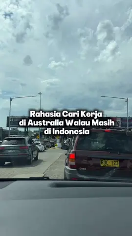 Banyak banget yang suka nanya ke saya, “Kak, emang bisa ya cari kerja di Australia padahal aku masih di Indonesia?” Jawabannya: BISA BANGET. Tapi ya nggak bisa asal nekat aja, harus ada strateginya. Kalau cuma asal apply, biasanya lamaranmu langsung dilewatkan HRD Australia karena mereka cuma cari orang yang “siap pakai”. 👉 Pertama, yang paling penting, urus dulu visa yang tepat. Ini syarat utama. Perusahaan di Australia biasanya nggak mau ribet ngurusin visa kandidat. Jadi kalau kamu belum jelas izinnya, peluangmu hampir nol. Pilihannya banyak: Student Visa kalau kamu mau kuliah sambil kerja part-time. Working Holiday Visa (WHV) kalau kamu pengen kerja sambil liburan setahun dua tahun. Skilled Visa kalau kamu punya pengalaman dan skill tertentu yang lagi dicari di Australia. Kalau visanya udah beres, barulah lamaranmu punya nilai “serius” di mata HRD sana. 👉 Kedua, jangan malas riset loker. Buka situs pencari kerja resmi di Australia kayak SEEK, Indeed, JobActive, atau Australian JobSearch. Itu portal yang memang dipakai langsung sama perusahaan buat buka lowongan. Dari Indonesia pun, kamu bisa apply. Tinggal bikin akun, upload CV, terus submit lamaran. 👉 Ketiga, hati-hati banget sama CV. CV versi Indonesia biasanya kepanjangan, penuh detail nggak penting, bahkan ada foto segala. Di Australia, mereka lebih suka CV yang ringkas, jelas, profesional, dan pakai bahasa Inggris. Panjangnya cukup 2 halaman aja. Tambahin cover letter biar kamu kelihatan serius. Ini yang sering dilupakan orang Indonesia. 👉 Keempat, bangun jaringan online. Serius deh, LinkedIn itu penting banget. Banyak perusahaan di Australia yang langsung nyari kandidat lewat LinkedIn. Kalau profilmu rapi, aktif, dan kelihatan profesional, kemungkinan besar kamu bakal dilirik. Gabung juga ke grup Facebook expat atau komunitas pencari kerja di Australia. Dari situ sering banget muncul info loker yang nggak ada di job portal. Jadi kesimpulannya, walaupun masih di Indonesia, peluangmu untuk cari kerja di Australia tetap terbuka lebar. Kuncinya ada di: visa yang jelas, CV yang sesuai standar, job portal yang tepat, dan networking online. #fyp #kerjadiaustralia #whvaustralia 