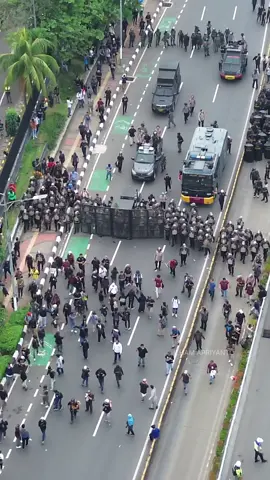 Kondisi di sekitar gedung DPR RI, pada Senin siang. #jakarta  #demo 