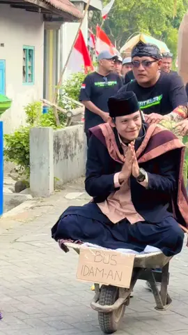 lgi nonton karnaval di desa eh malah ada yang mirip gus iqdam pada ngakak semua euy ini kalau di video ini kek kurang mirip padahal hasil yah mirip banget #karnaval .         #gusiqdammuhammad #mirip .                                         #karnaval2025 