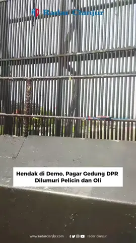 Kondisi di Gedung DPR RI yang hendak di demo namun pagar dan beton dilumuri minyak, gemuk dan pelicin lainnya.  Video: Muhammad Azri #radarcianjur 