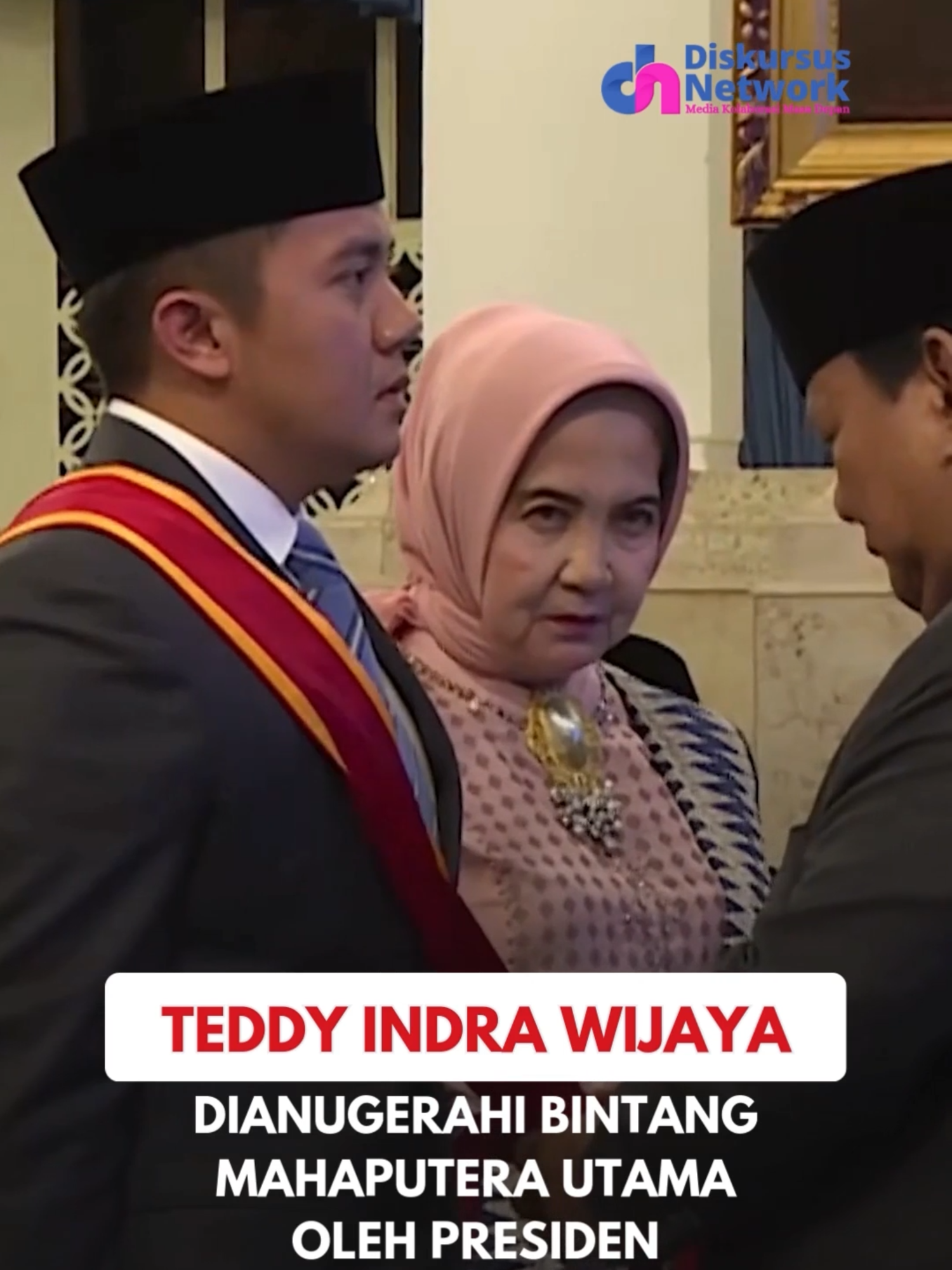 Presiden Prabowo Subianto menganugerahkan Tanda Kehormatan Bintang Mahaputera Utama kepada Sekretaris Kabinet, Letnan Kolonel Teddy Indra Wijaya. Penghargaan prestisius ini disampaikan dalam rangkaian upacara resmi di Istana Merdeka. Selain Teddy, sejumlah tokoh penting lintas lembaga juga menerima tanda kehormatan serupa, termasuk Ketua DPR dan Ketua DPD. Bintang Mahaputera merupakan tanda kehormatan tertinggi kedua di Indonesia—setelah Bintang Republik Indonesia—dan diberikan atas jasa luar biasa dalam menjaga integritas, kontinuitas, serta kemuliaan Negara Kesatuan Republik Indonesia #diskursusnetwork #TeddyIndraWijaya #BintangMahaputera #prabowo