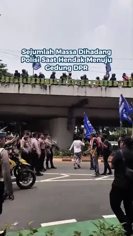 SEJUMLAH MASSA DIHADANG POLISI SAAT HENDAK MENUJU GEDUNG DPR !!!  KOMEN YA