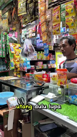 Punya pelanggan yang sadar bayar utang tanpa harus di tagih itu juga termasuk rezeki ya mak !  #warung  #adayinmylife  #KASIR