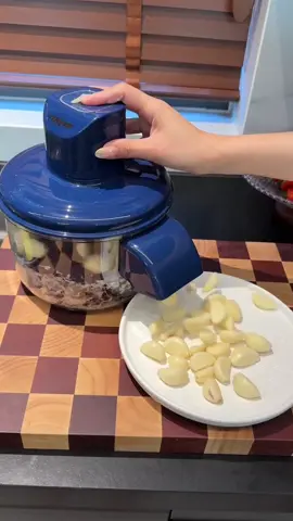 Descasque alho em segundos!🧄 Este descascador de alho elétrico poupa tempo e esforço na cozinha. ▪️Descasca rápido e mãos livres ▪️Sem confusão, sem cheiro nas mãos Compacto & fácil de limpar ▪️Além de poder descascar frutas e legumes 🔗Link no comentário fixado e nos destaques 1-100! #descascador #compras #praticidade 