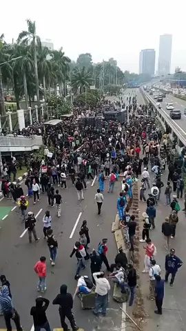 situwasi gedung DPR,jakarta sore ini,pendemo sudah mulay rusuh #beritaviral #