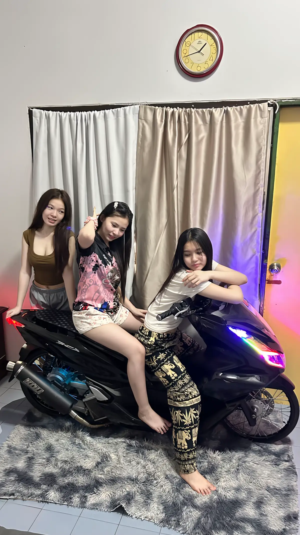 #ผู้หญิงขี่pcxสีดำ 