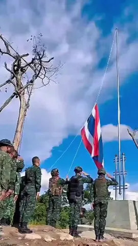 3 วัน 3 คืน สร้างเสาธงถาวรและเชิญธงชาติไทยปลิวสบัดอย่างสง่าสาม  🇹🇭ณ ยอดภูมะเขือ ประเทศไทย  . กองกำลังสุรนารี ก่อสร้างเสาธงสแตนเลสถาวรโดยชุดทหารช่าง ช.พัน.6 พล.ร.6 กับ กำลังพล พัน.ร.11 ร่วมกันสร้าง กว่า 3 วัน 3 คืน ท่ามกลางสายฝน  ซึ่งในระหว่างการติดตั้งเสาธง ได้เกิดปรากฏการณ์พระอาทิตย์ทรงกลดฉายแสงอยู่บนยอดเสาธงชาติไทยก่อนที่ ผบ.พัน.ร.11 ,ผบ.ช.พัน.6 พล.ร.6, ผบ.พัน.ร.42 ,ผบ.พัน.ร.71 ผบ.หน่วยในพื้นที่ และกำลังพลชุดทหารช่าง ร่วมเชิญธงขึ้นสู่ยอดเสาเมื่อ 23 ส.ค. 68 ที่ผ่านมา  #กองกำลังสุรนารี  #กองพันทหารราบที่11  #กองพันทหารช่างที่6กองพลทหารราบที่6  #RTA #royalthaiarmy  https://www.facebook.com/share/v/1UC4hQDL82/?mibextid=wwXIfr