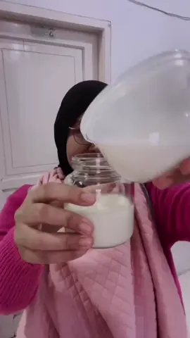 ASI encer atau kental, semua istimewa 💕 Foremilk & hindmilk saling melengkapi, sesuai kebutuhan si kecil 🌸 Aku pilih jaga produksi & energi dengan Teh Pelancar ASI @mamabear.official 🌿 Karena #MengASIhi adalah prioritas penuh cinta ✨ #MengASIhiJourney #SupportSystemkASIhMama #MenyusuipenuhkASIh #BahagiaMenyusuiBersamaMamaBear 