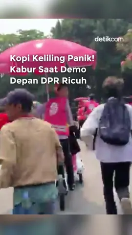 Aksi demo di depan gedung MPR/DPR RI Jakarta mulai memanas. Petugas mendorong massa menjauh dari gedung MPR/DPR RI. Pantauan detikNews, Senin (25/8/2025) pukul 12.40 WIB, massa tampak bergerak ke arah Slipi, Jakarta Barat. Secara perlahan massa mulai bergeser ke arah Semanggi. Massa sempat mendekat ke mobil pengurai massa. Tampak ada yang melempar barang ke arah polisi. Hal itu direspons polisi dengan menyemprot massa menggunakan water cannon. Simak berita selengkapnya hanya di detik.com!  Creator: Putri Video: Fandi As  #detikcom #dpr #demodpr #demoricuh #watercanon