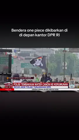 Salfok ke bendera one piece yang dikibarkan oleh salah satu pendemo didepan gedung kantor DPR RI. #demodpr #bubarkandpr #dprri 
