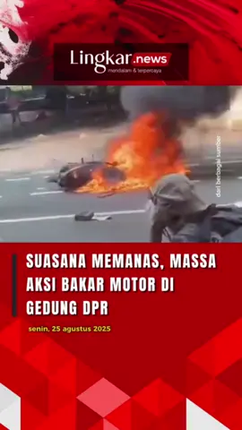 Suasana Memanas, Massa Aksi Bakar Motor di Gerbang Belakang Gedung DPR Aksi demo di belakang gedung MPR/DPR RI Jakarta diwarnai kericuhan pada Senin, 25 Agustus 2025. Massa membakar satu unit motor. Api dan asap hitam membumbung tinggi. Kemudian, pihak kepolisian bergerak memukul mundur massa dengan gas air mata. Massa pun berlarian menghindari water cannon hingga menabraki motor yang terparkir di jalanan. sumber ade smith, speeds pull up bar, bang manik, bintang matawa, reynal #lingkarjateng #Lingkarjatengid #Lingkarnews #demo #Gajidpr #Tunjangandpr #dpr #dprri #massa #fypdongggggggg #fypシ゚viral🖤tiktok #fypシ゚ #fypage #fyppppppppppppppppppppppp #abcxyz #fypdong #fypp 