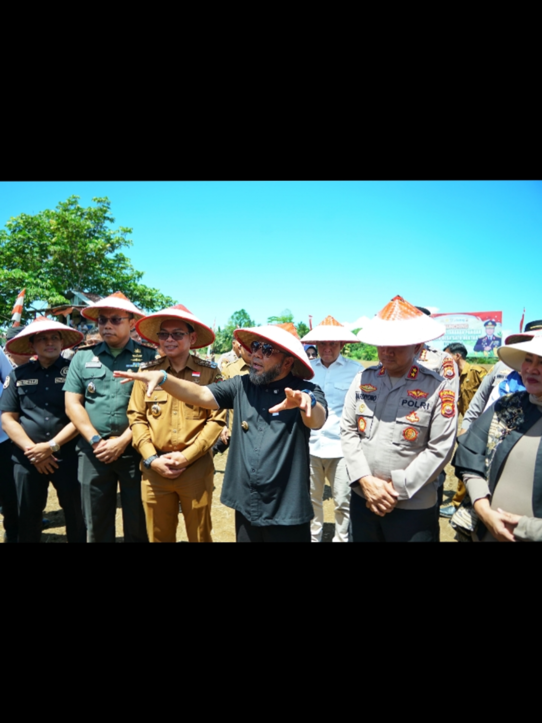 Gubernur Bengkulu Gelontorkan Rp2,25 Miliar untuk Lomba Ketahanan Pangan “Satu Desa Satu Hektare Pemerintah Provinsi Bengkulu resmi meluncurkan program Lomba Ketahanan Pangan Satu Desa Satu Hektare yang dimulai di Desa Tangga Batu, Kabupaten Seluma, Senin (25/8). Ajang ini menyiapkan total hadiah sebesar Rp2,25 miliar. Gubernur Bengkulu, Helmi Hasan, menyampaikan bahwa program ini merupakan tindak lanjut dari arahan Presiden Prabowo Subianto yang menekankan pentingnya ketahanan pangan di seluruh Indonesia. “Minimal satu hektare di setiap desa atau kelurahan harus dimanfaatkan. Meski lahannya kecil, tetap akan dihitung berapa komoditas yang ditanam. Dari 1.514 desa/kelurahan di Bengkulu, tidak boleh ada yang absen,” tegas Helmi. Menurutnya, Pulau Enggano yang memiliki banyak lahan kosong juga berpeluang besar menjadi pemenang lomba. Helmi menambahkan, Presiden akan menyiapkan sarana pendukung seperti truk pengangkut dan gudang penyimpanan hasil pangan agar program berjalan maksimal. “Harapan kita, tidak ada lagi impor jagung. Bengkulu bisa menjadi penyemangat bagi provinsi lain untuk melakukan hal yang sama,” ujar Helmi. Program ini juga mendapat dukungan dari Kapolda Bengkulu, Irjen Pol Mardiyono. Ia menegaskan bahwa kolaborasi pemerintah daerah dan kepolisian diharapkan mampu mendorong seluruh kabupaten/kota di Bengkulu menuju swasembada jagung. “Tentu, kami kepolisian sangat mendukung program ini. Saya sudah menginstruksikan seluruh jajaran untuk menyukseskannya,” pungkas Kapolda. Pada kesempatan yang sama, Pemprov Bengkulu turut menyerahkan bantuan kepada sejumlah kelompok tani. Bantuan tersebut meliputi handsprayer elektrik, rice milling mini, bibit buah alpukat, durian, jagung, serta pestisida.