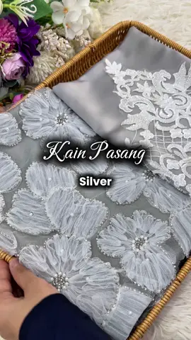 Nak baju yang nampak anggun & universal? Inilah set kain pasang silver dengan lace offwhite. Siapa lambat, memang terlepas #silver #offwhite #raya2026 #fypシ #kainpasangraya 