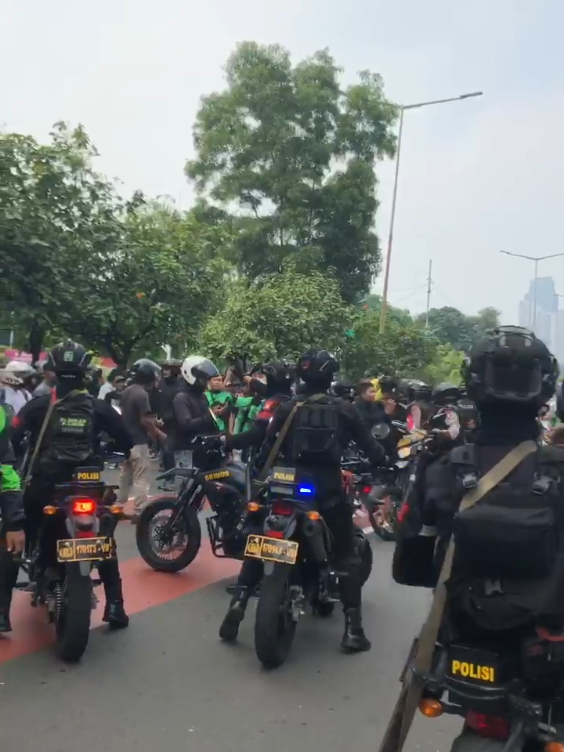 kerusuhan terjadi di depan Spark 😭😭 gemeter vidio in nya 😭 #demo #demodpr #dpr #25agustus #demodpr2025 
