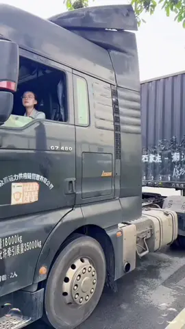 Chào mừng Lý Cửu Mai trở lại Côn Minh. Chào mừng nữ tài xế đến với Vận Ích logistics Vân Nam tại Côn Minh.
