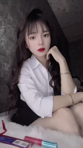 Dáng vẻ đi làm chắc là dáng vẻ nghiêm túc nhất rồi 😂