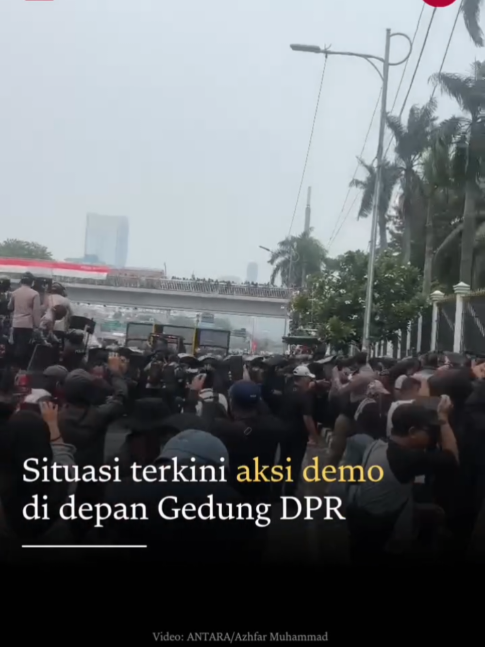 Sejumlah aliansi masyarakat menggelar aksi di depan gedung MPR/DRR RI, Jakarta, pada Senin. Dari pantauan di lapangan, aparat kepolisian menyemprotkan water cannon ke arah massa yang berdemo, sekitar pukul 12.40 WIB. Sebanyak 1.250 personel gabungan dari Polri, TNI dan Pemda DKI dikerahkan untuk mengamankan unjuk rasa yang berlangsung di kawasan Gedung DPR/MPR/DPD RI. Massa aksi terdiri dari berbagai elemen masyarakat, termasuk warga, pengemudi ojek online, hingga pelajar berseragam sekolah.  #demo #dpr #fyp #viral #jakarta 