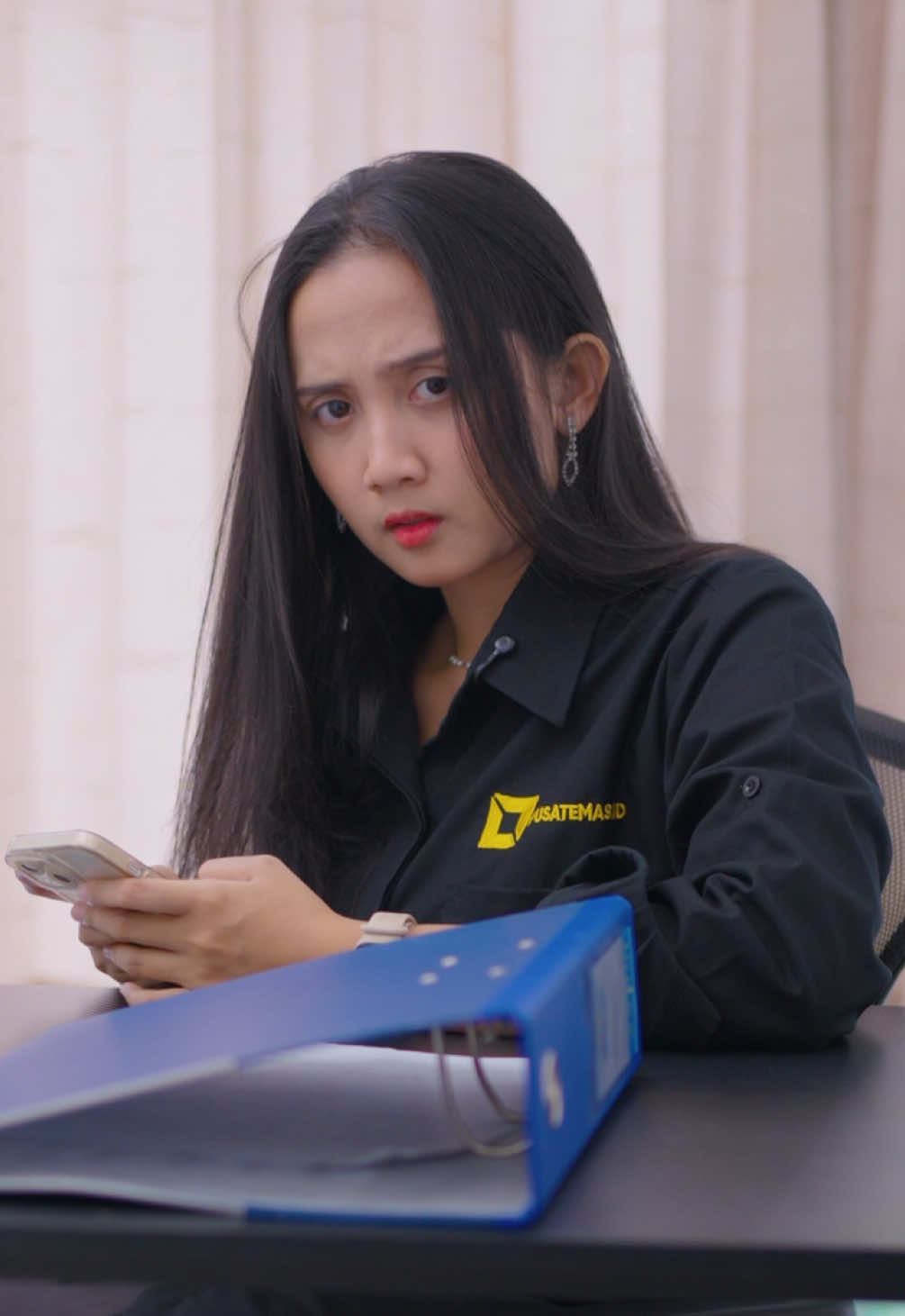 Kabar ke kampung baik. Tapi nyatanya cuma makan kentang rebus @Pusatemasid #SerialTikTok #TikTokTainment #TikTokSeriesFuture #TikTokSeries #dramatiktok #viraltiktok #bersinemapictures #DramaPusatEmasID #PusatEmasID #andrewsusanto 