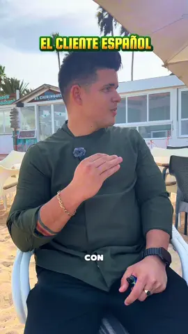 Lo que callan los hosteleros sobre los clientes españoles. En hostelería siempre se habla de la diferencia entre atender a turistas extranjeros y a clientes españoles. El guiri viene de vacaciones, gasta más y se deja llevar por la experiencia. El español, en cambio, es más exigente, compara, busca calidad y buen precio, y eso obliga al hostelero a mejorar cada día. Al final, los turistas llenan las terrazas en verano, pero son los clientes locales los que sostienen el negocio durante todo el año. Por eso, aunque se diga que se prefiere al guiri, la realidad es que sin los españoles la hostelería no tendría futuro.#fuerteventura #talentolocal #cocinaconpasión #valencia #corralejo🇮🇨 