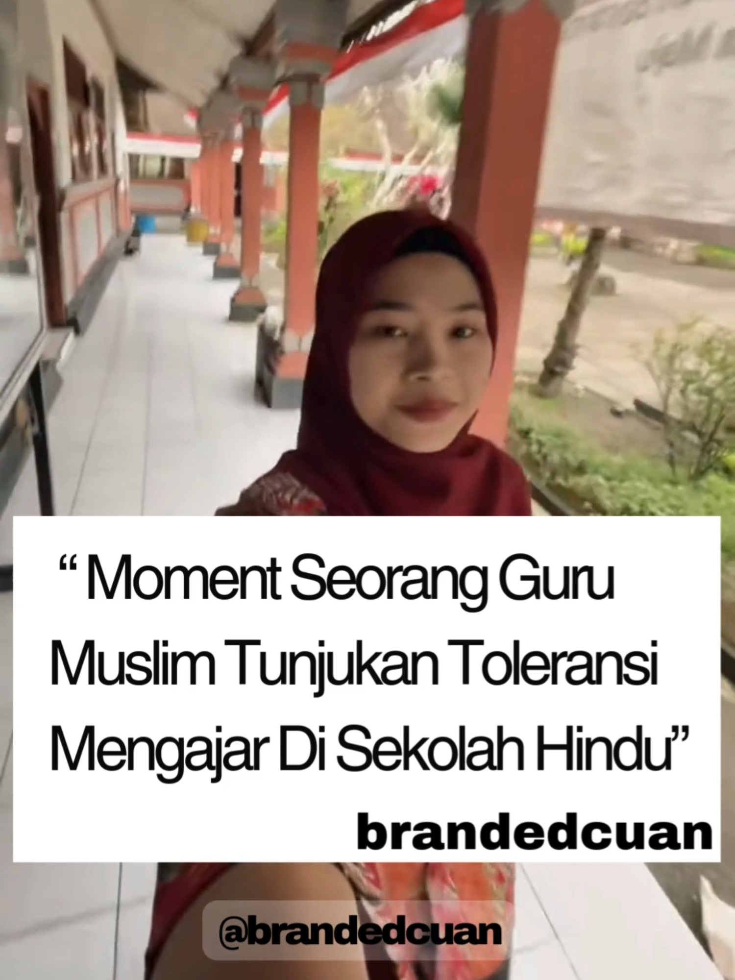 Indahnya keberagaman di Indonesia! 🌸 Seorang guru Muslim tetap mengajar dengan penuh dedikasi di sekolah agama Hindu. Meski berbeda keyakinan, semangat belajar dan sikap saling menghormati membuat suasana kelas penuh kedamaian. Inilah wujud nyata toleransi dan kerukunan yang harus kita jaga bersama. 🙌 . blcksweettttttt_: Jadi ini mereka lagi sembahyang, dalam umat hindu namanya TRISANDYA. Biasanya setiap pagi dan pulng sekolah selalu TRISANDYA. Boleh duduk boleh juga berdiri tergantung KEBIJAKAN SEKOLAH. Jadi kenapa sy lewat, karena sy habis MENDOKUMENTASIKAN mereka yang sedang sembahyang untuk memenuhi yg namnya TPP di sekolah. Jadi tidak ada mksd apaa2 ya. Mari saling TOLERANSI. Salam Rahayu teman-teman 😊 . [📸 Source | blcksweettttttt_]