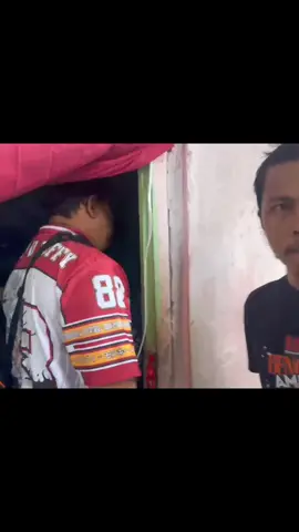 Mengunakan akun fake polisi Ganteng seorang Pria untuk melakukan tipu daya,pemerasan,tindakan asusila terhadap seorang perempuan berhasil diamankan Resmob Macan Gading Polresta Bengkulu. #bengkuluviral  #Bengkuluinfo  #polrestabengkulu  #polisiindonesia  #fypviral  #pengikuttiktok  #trend  #jatanras  #resmob  #macangading 
