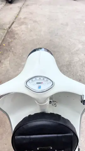 Enak nya vespa vbb itu selain looks-nya yang classic banget, dan kunci stang nya yang gak ribet. Gua yakin lu semua yang pakai vbb pasti pernah lupa kalau stang nya ke kunci trus pas lagi dijalan tiba-tiba nyangkut. #vespa #vespaphora #jualvespabandung #vespaklasik #vespasuper    