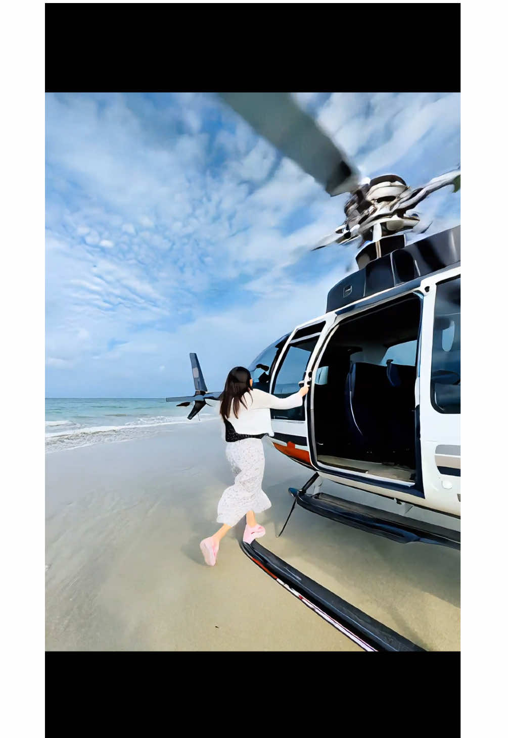 ကမ်းခြေသွားရင်း အလုပ်က urgent ခေါ်သောအခါ 😅😅 #fyp #beach #fypシ゚viral #helicopter #helicopterescapeai 